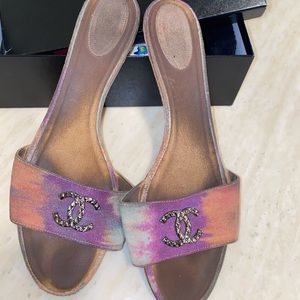 Used, vintage, authentic CHANEL-sandals.